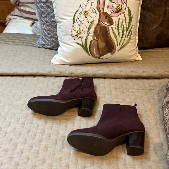 Adorable suede Booties NWOT 9 - Picture 5 of 5